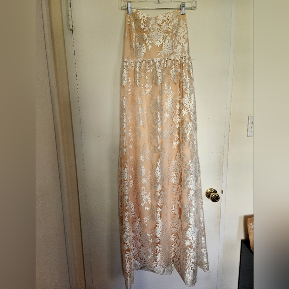 Lulus white and nude lace strapless gown size medium - Picture 2 of 9